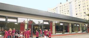 Sanierte DDR-Architektur. Die alte Halle im Zentrum-Ost ist wieder ein Speisesaal für die beiden Schulen am Standort. Ein Privatinvestor hat das Haus sanieren lassen und vermietet es an die Stadt. Um es komplett nutzen zu können, fehlen noch 3000 Euro.