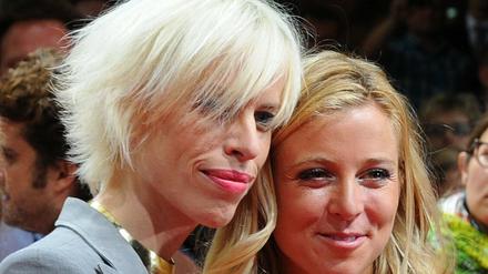 Katja (l) und Nina Eichinger kommen am Dienstag (23.08.2011) in Berlin zur Verleihung der First Steps Awards.