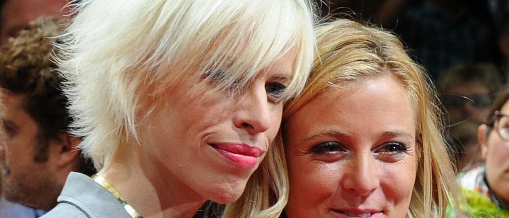 Katja (l) und Nina Eichinger kommen am Dienstag (23.08.2011) in Berlin zur Verleihung der First Steps Awards.