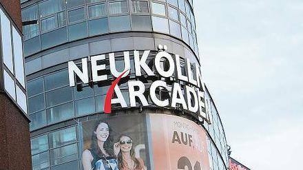 Abgehängt. Nur kurz wehte die Fahne über den Neukölln Arcaden.