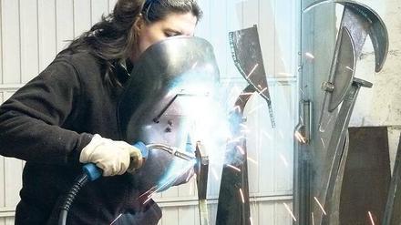 Feinsinnig. Heike Cybulski gestaltet Skulpturen aus Eisen und Stahl.
