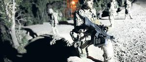 „Das ist auch euer Krieg.“ Bundeswehrsoldaten auf der Suche nach versteckten Sprengfallen im Distrikt Charrah Darreh in der Nähe von Kundus in Afghanistan.