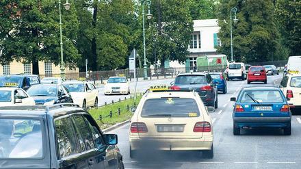 Im Verruf. Dass vor allem Taxis qualmen, soll bauartbedingt sein. Manipulationsvorwürfe weist das Gewerbe zurück.