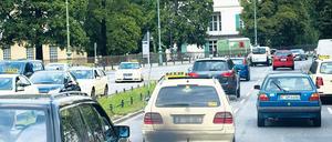 Im Verruf. Dass vor allem Taxis qualmen, soll bauartbedingt sein. Manipulationsvorwürfe weist das Gewerbe zurück.