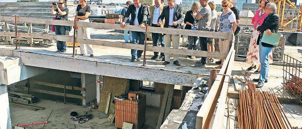 Aus Alt mach’ Neu: Der Oberbürgermeister stieg gestern auf das Dach der Bibliothek, auf dem es einmal eine Terrasse geben wird.