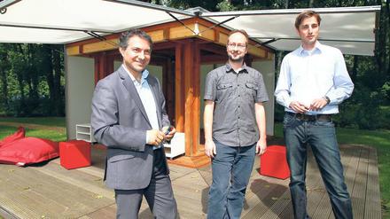 Entwickeln Ideen auch im Freien: Cafer Tosun und seine Mitarbeiter Matthias Steinbrecher und Matthias Uflacker (v.li.) vom SAP-Innovationszentrum.
