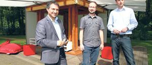 Entwickeln Ideen auch im Freien: Cafer Tosun und seine Mitarbeiter Matthias Steinbrecher und Matthias Uflacker (v.li.) vom SAP-Innovationszentrum.
