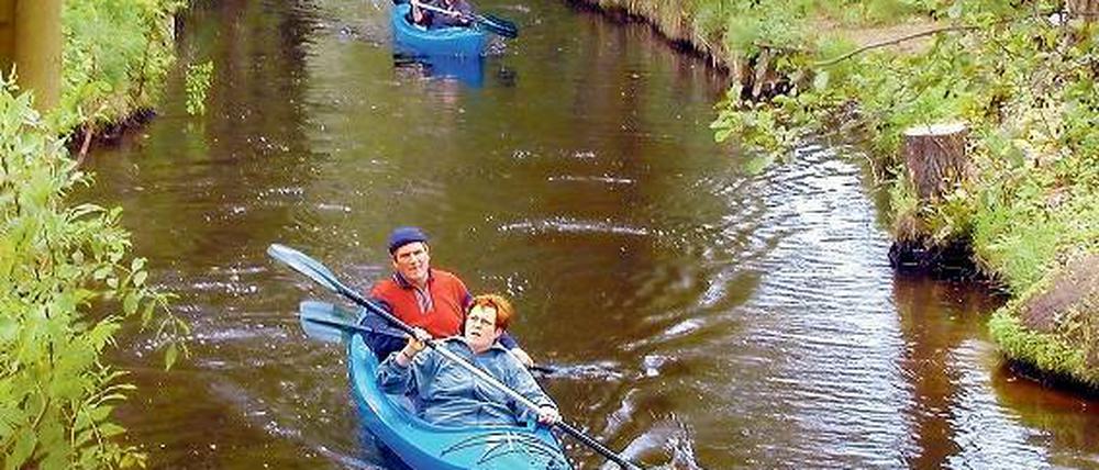 Starke Strömung. Paddler haben’s schwer – Rückfahrt nur noch mit Motor.
