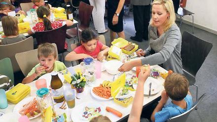 Mit vollem Bauch. Bettina Wulff mit den Erstklässlern der Goethe-Schule.