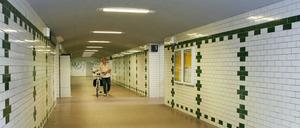 „Flaschenhals“. Als nach dem Ende des Feuerwerks auf der Schlössernacht Tausende Besucher in die schmale Unterführung des Bahnhofs Park Sanssouci strömten, wurde es hier eng. Dass es im Gedränge zu keinem Unglück kam, war offenbar pures Glück.