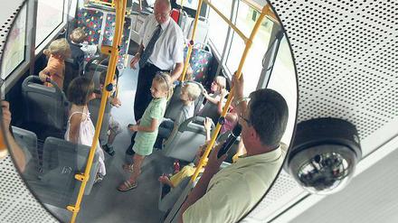 Alles im Blick. Spielend leicht erlernen die Erstklässler das richtige Verhalten in und am Bus.