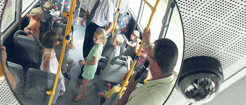 Alles im Blick. Spielend leicht erlernen die Erstklässler das richtige Verhalten in und am Bus.