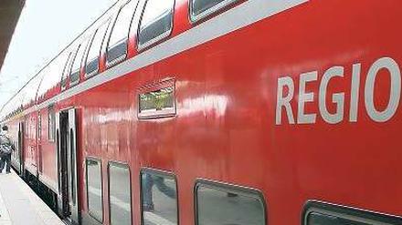 Eine Regionalbahn im Potsdamer Hauptbahnhof  ab Dezember ein seltener Anblick? Wie nun bekannt wurde, plant die Deutsche Bahn Reparaturen an der Strecke Potsdam-Berlin. Die Pendler sind erbost, die Tourismuswirtschaft bangt um ihre Umsätze.