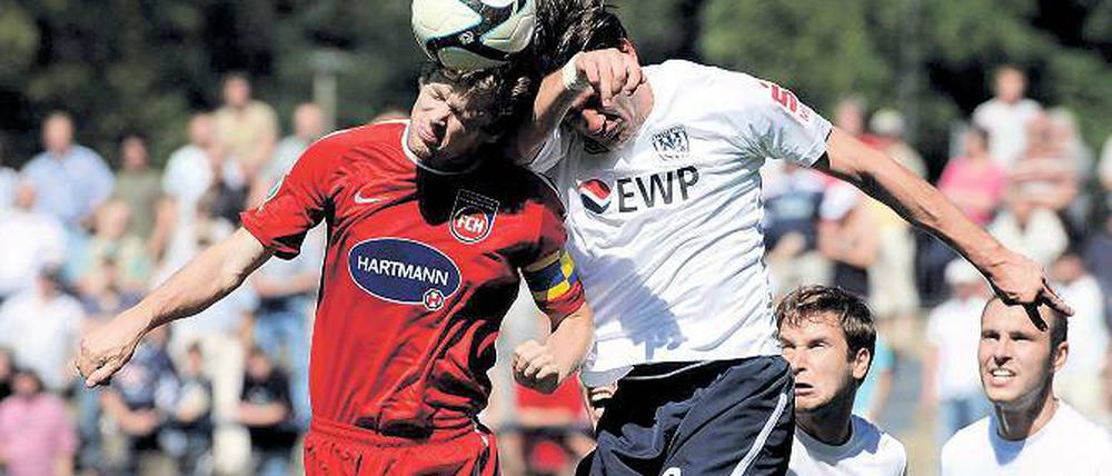 Starke Aufholjagd. In der zweiten Hälfte legte der SV Babelsberg 03 – hier Markus Müller (rechts) im Zweikampf mit Tim Göhlert – noch einmal mächtig zu und schaffte den Ausgleich.
