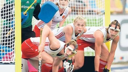Die Deutschen kommen. Die englischen Spielerinnen legten den Respekt vor ihren Gegnerinnen schnell ab.