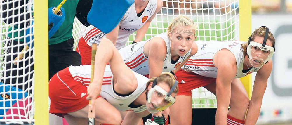 Die Deutschen kommen. Die englischen Spielerinnen legten den Respekt vor ihren Gegnerinnen schnell ab.