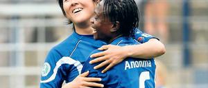 Zwei Frauen, vier Tore: Nicht nur die beiden Doppeltorschützinnen Yuki Nagasato (l.) und Genoveva Anonma wirbelten die Hamburgerinnen kräftig durcheinander. Nagasato wird die kommenden fünf Wochen fehlen – sie spielt um Japans Olympiaqualifikation mit.