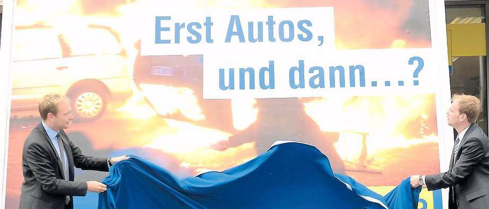 Mitgemacht. Auch die FDP reagierte mit einem Plakat, enthüllt von Generalsekretär Lindner auf die Brandserie in Berlin.