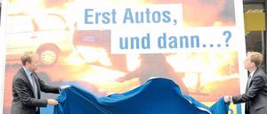 Mitgemacht. Auch die FDP reagierte mit einem Plakat, enthüllt von Generalsekretär Lindner auf die Brandserie in Berlin.