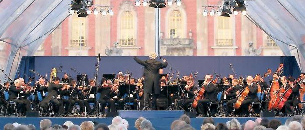 Durchweg große Sinfonik. Bedeutende Komponisten der Romantik erklangen am Neuen Palais: Franz Liszt, Peter Tschaikowski und Antonin Dvorak.