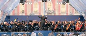 Durchweg große Sinfonik. Bedeutende Komponisten der Romantik erklangen am Neuen Palais: Franz Liszt, Peter Tschaikowski und Antonin Dvorak.