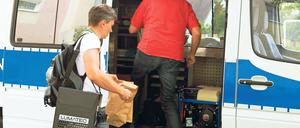 Spurensuche und Trauer. Ermittler sicherten in der Wohnung der Mutter Beweise. Nachbarn legten Rosen und Plüschtiere vor die Tür.