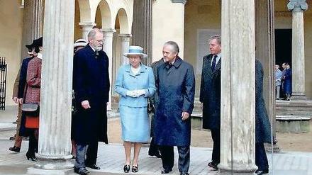 Verwandtschaft zu Gast. Königin Elizabeth II. besuchte im Oktober 1992 Potsdam. In der Friedenskirche legte sie Blumen am Sarkophag ihrer Vorfahrin Kaiserin Friedrich, eine geborene Prinzessin Victoria von Großbritannien und Irland, nieder.