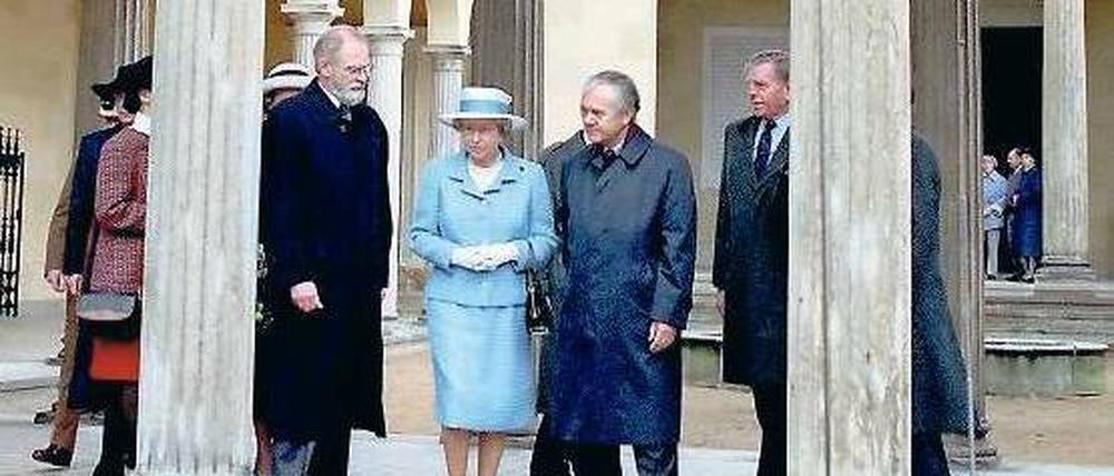 Verwandtschaft zu Gast. Königin Elizabeth II. besuchte im Oktober 1992 Potsdam. In der Friedenskirche legte sie Blumen am Sarkophag ihrer Vorfahrin Kaiserin Friedrich, eine geborene Prinzessin Victoria von Großbritannien und Irland, nieder.