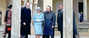 Verwandtschaft zu Gast. Königin Elizabeth II. besuchte im Oktober 1992 Potsdam. In der Friedenskirche legte sie Blumen am Sarkophag ihrer Vorfahrin Kaiserin Friedrich, eine geborene Prinzessin Victoria von Großbritannien und Irland, nieder.