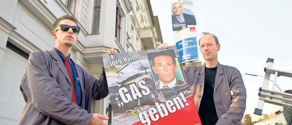 Schmutziger Wahlkampf. Satiriker Martin Sonneborn mit dem neuen Plakat.