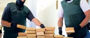 Eins, zwei, drei, vier – zehn Millionen Euro sind diese Päcken wert.