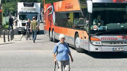Gefährlicher Weg. Wer vom Besucherparkplatz über die Straße An der Orangerie Richtung Schloss Sanssouci läuft, muss nicht nur auf Busse aufpassen – die S-Kurve der Maulbeerallee an dieser Stelle ist auch sehr unübersichtlich.