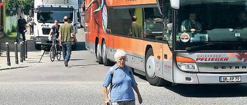 Gefährlicher Weg. Wer vom Besucherparkplatz über die Straße An der Orangerie Richtung Schloss Sanssouci läuft, muss nicht nur auf Busse aufpassen – die S-Kurve der Maulbeerallee an dieser Stelle ist auch sehr unübersichtlich.
