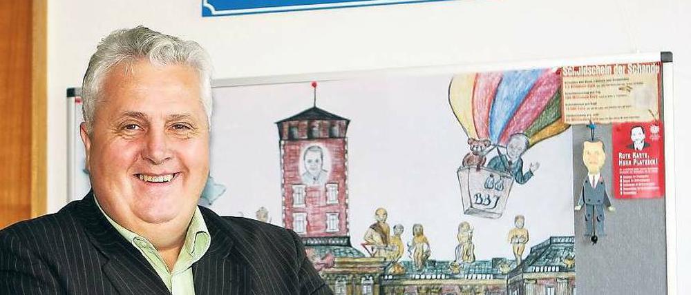 Hatte gut Lachen. Heinz Vietze durfte nach der Wende bleiben – er saß schon vorher als SED-Funktionär auf dem Brauhausberg im „Kreml“, dem späteren Landtag. Und wegen seiner Vita samt Stasi-Akte wurde er auch nicht weiter behelligt.