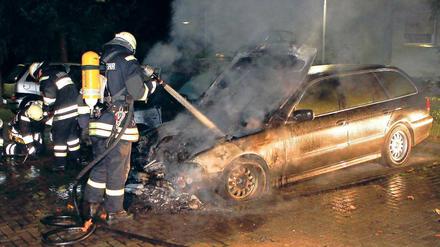 Einsatz Nacht für Nacht. Dieser ältere BMW brannte in Charlottenburg.