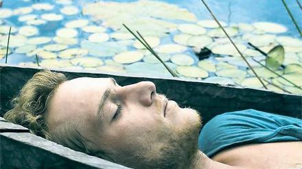 Film ohne Drehbuch. Alexander Fehling spielt im HFF-Film „Der Fluss war einst ein Mensch“ einen Reisenden, der in Afrika mit Ängsten und dem Tod konfrontiert wird.