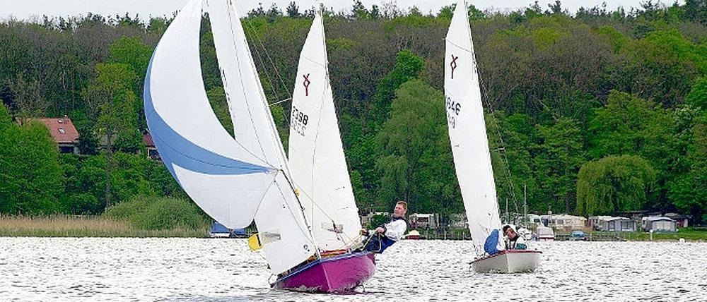 Boombranche Wassertourismus: Immer mehr Gäste kommen mit Jolle oder Yacht auch auf den Schwielowsee hier am Südzipfel bei Ferch. Güste des Kurortes Schwielowsee müssen künftig aber dafür extra zahlen.