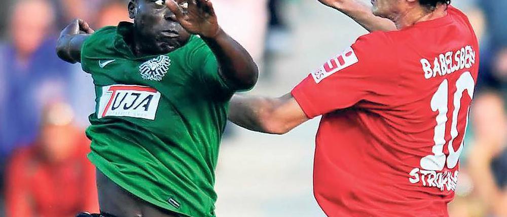 Torschütze. Dominik Stroh-Engel (rechts) – hier im Duell mit Jürgen Duah – brachte den SV Babelsberg 03 kurz vor der Halbzeitpause mit 1:0 in Führung.