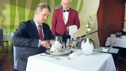 Tütenfutter. Plastiktüten mag niemand gern essen. Der Filmemacher Thomas Frick dreht nach Büchern von Jugendlichen Kurzfilme zu Umweltthemen. Bekannte Schauspieler wie Detlev Buck und Dieter Hallervorden (von links) machen mit.