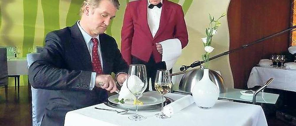 Tütenfutter. Plastiktüten mag niemand gern essen. Der Filmemacher Thomas Frick dreht nach Büchern von Jugendlichen Kurzfilme zu Umweltthemen. Bekannte Schauspieler wie Detlev Buck und Dieter Hallervorden (von links) machen mit.