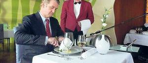 Tütenfutter. Plastiktüten mag niemand gern essen. Der Filmemacher Thomas Frick dreht nach Büchern von Jugendlichen Kurzfilme zu Umweltthemen. Bekannte Schauspieler wie Detlev Buck und Dieter Hallervorden (von links) machen mit.