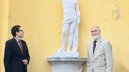 Trio mit Weingott. Stiftungsgeneraldirektor Hartmut Dorgerloh (l.) und Hans-Joachim Giersberg vor der Bacchus-Figur.