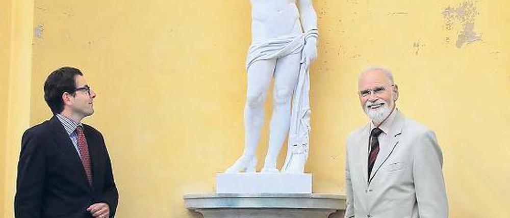 Trio mit Weingott. Stiftungsgeneraldirektor Hartmut Dorgerloh (l.) und Hans-Joachim Giersberg vor der Bacchus-Figur.