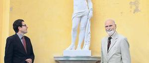 Trio mit Weingott. Stiftungsgeneraldirektor Hartmut Dorgerloh (l.) und Hans-Joachim Giersberg vor der Bacchus-Figur.