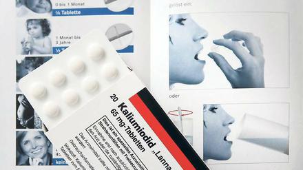 Ein Blick in die Packungsbeilage. Im atomaren Ernstfall können Jodtabletten vor Schilddrüsenkrebs schützen.