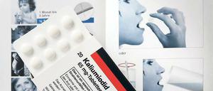Ein Blick in die Packungsbeilage. Im atomaren Ernstfall können Jodtabletten vor Schilddrüsenkrebs schützen.