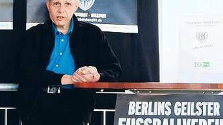 Präsident und Poster. SVB-Vorstandschef Thomas Bastian - hier mit einem Plakat für die neue Image-Kampagne im Babelsberger Karl-Liebknecht-Stadion.