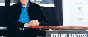 Präsident und Poster. SVB-Vorstandschef Thomas Bastian - hier mit einem Plakat für die neue Image-Kampagne im Babelsberger Karl-Liebknecht-Stadion.