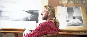 Warten, bis etwas passiert. Ralf Wilhelm Schmidt begibt sich in die Stille der Natur und fängt sie an der Staffelei in einem langen akribischen Zeichenprozess ein.