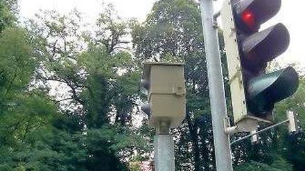 Mehr davon? Der Landkreis Potsdam-Mittelmark will mehr stationäre Blitzer aufstellen. Hier der Ampelblitzer bei Seddin.
